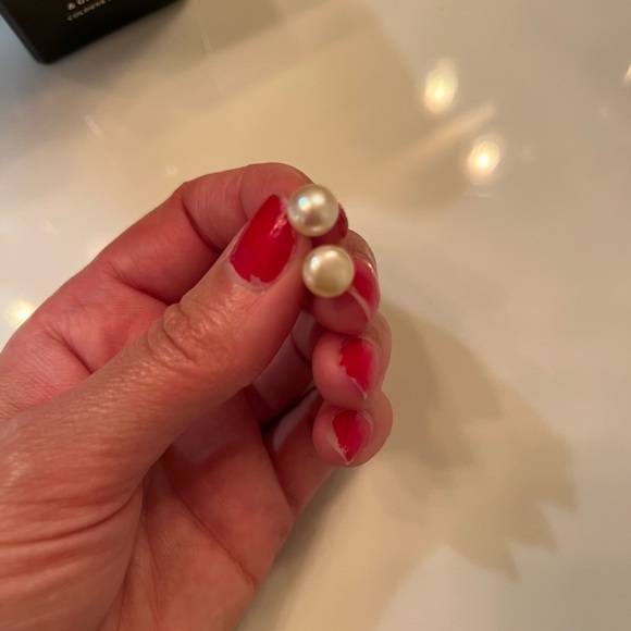 Elegant Pearl Stud Earrings - Picture 3 of 3